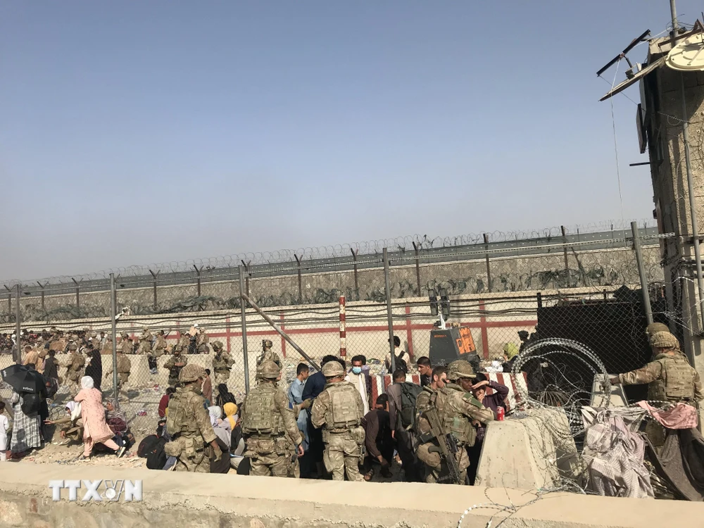 Người dân tập trung gần sân bay Kabul, Afghanistan, ngày 22/8/2021. (Ảnh: THX/TTXVN)