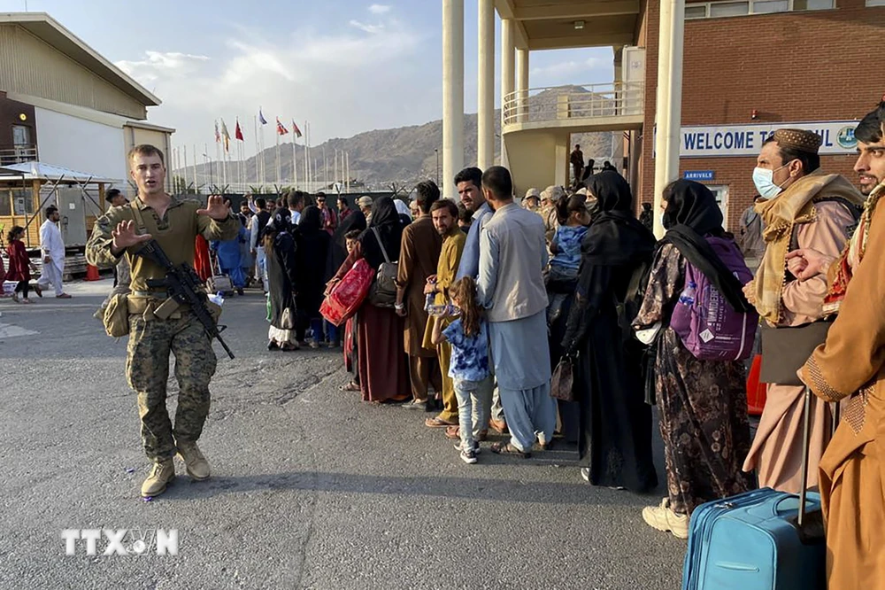 Dòng người Afghanistan chờ lên máy bay quân sự Mỹ để sơ tán tại sân bay quốc tế Hamid Karzai ở Kabul, ngày 19/8/2021. (Ảnh: AFP/TTXVN)
