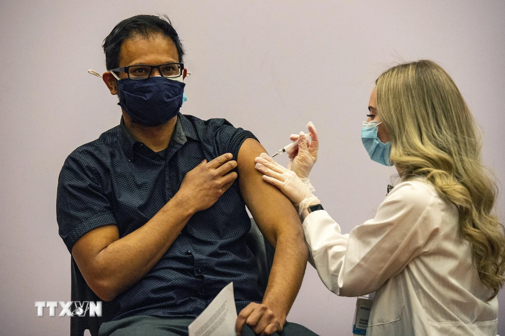 Nhân viên y tế tiêm vaccine phòng COVID-19 cho người dân tại Hartford, Connecticut, Mỹ. (Ảnh: AFP/TTXVN)