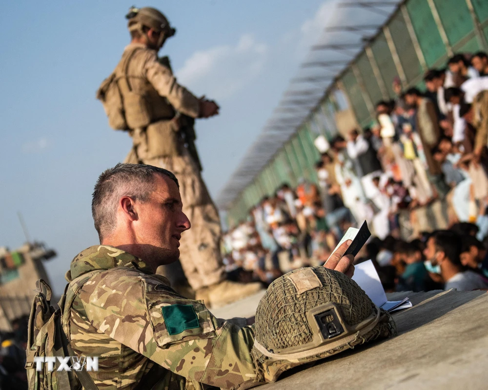 Binh sỹ Anh gác tại sân bay Kabul, Afghanistan, ngày 22/8/2021. (Ảnh: AFP/TTXVN)