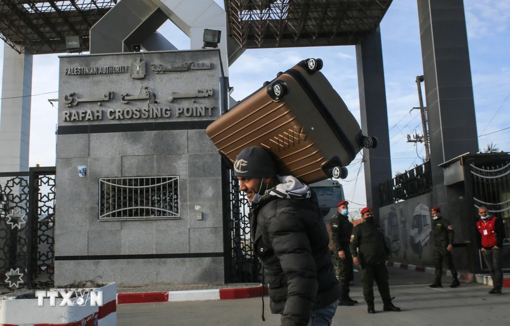 Người dân Palestine đi qua cửa khẩu Rafah ở khu vực biên giới phía Nam Dải Gaza, giáp Ai Cập ngày 9/2/2021. (Ảnh: AFP/TTXVN)