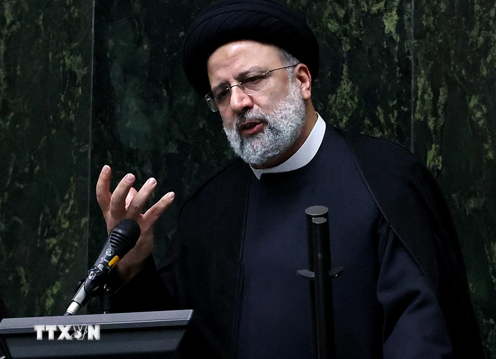 Tổng thống Ebrahim Raisi phát biểu tại phiên họp Quốc hội Iran ở Tehran, ngày 25/8/2021. (Ảnh: AFP/TTXVN)