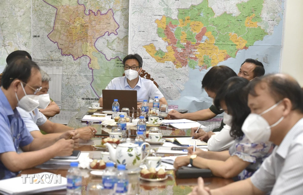 Phó Thủ tướng Vũ Đức Đam làm việc với lãnh đạo TP. Hồ Chí Minh về cung ứng hàng hóa thiết yếu cho người dân. (Ảnh: TTXVN phát)