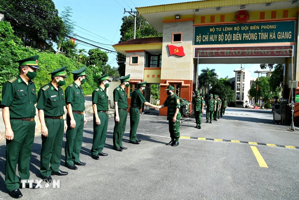 Lãnh đạo Bộ Chỉ huy Bộ đội Biên phòng tỉnh Hà Giang động viên các cán bộ quân y Bộ đội Biên phòng lên đường thực hiện nhiệm vụ phòng chống dịch COVID-19 tại các tỉnh, thành phố phía Nam. (Ảnh: TTXVN phát)