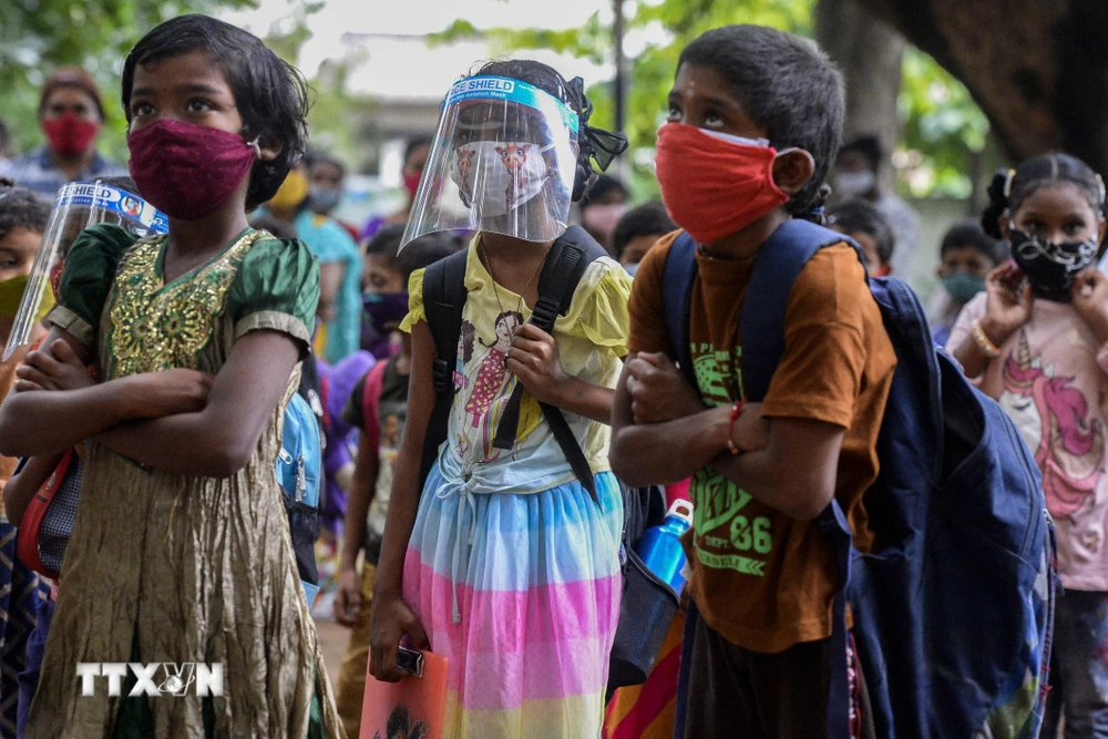 Học sinh Ấn Độ trong ngày tựu trường tại Hyderabad, ngày 1/9/2021. (Ảnh: AFP/TTXVN)
