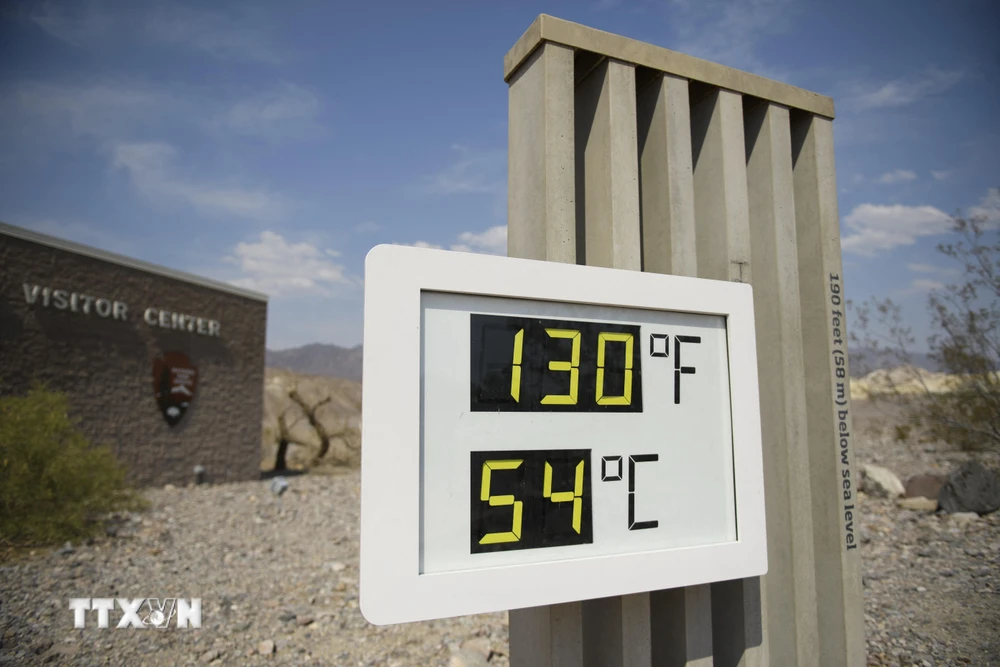 Nhiệt độ ngoài trời lên đến 54 độ C tại Furnace Creek, bang California, Mỹ ngày 17/6/2021. (Ảnh: AFP/TTXVN)