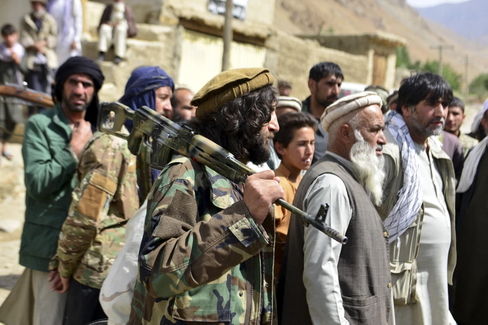 Các tay súng thuộc lực lượng kháng chiến chống Taliban ở tỉnh Panjshir, Afghanistan, ngày 31/8/2021. (Ảnh: AFP/TTXVN)