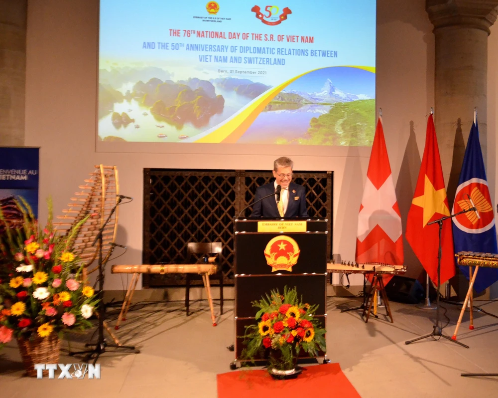Đại sứ Raphael Nageli, Tổng Vụ trưởng Vụ châu Á-Thái Bình Dương, Bộ Ngoại giao Liên bang Thụy Sĩ phát biểu chào mừng Quốc khánh Việt Nam. (Ảnh: Tố Uyên/TTXVN tại Thụy Sĩ)