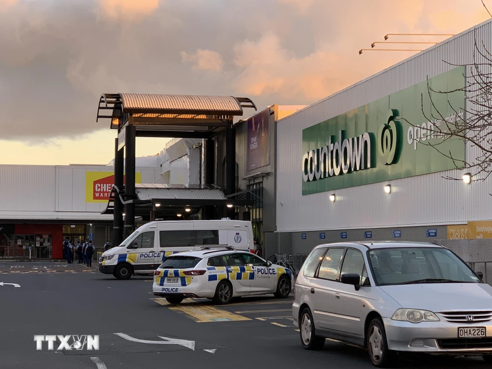 Cảnh sát điều tra bên ngoài siêu thị New Lynn ở Auckland, New Zealand, sau vụ tấn công bằng dao, ngày 3/9/2021. (Ảnh: THX/TTXVN)