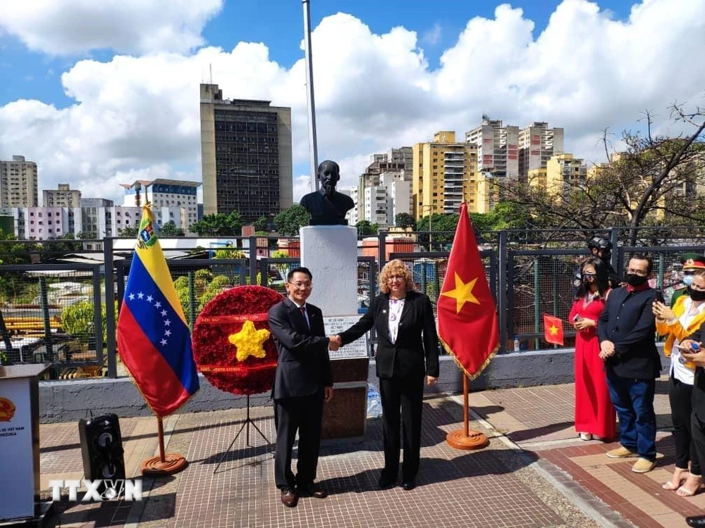 Đại sứ Việt Nam tại Venezuela Lê Viết Duyên và Thứ trưởng Ngoại giao Venezuela phụ trách Châu Á, Trung Đông và Châu Đại Dương Capaya Rodriguez tại lễ đặt vòng hoa tưởng niệm Chủ tịch Hồ Chí Minh. (Ảnh: TTXVN phát)