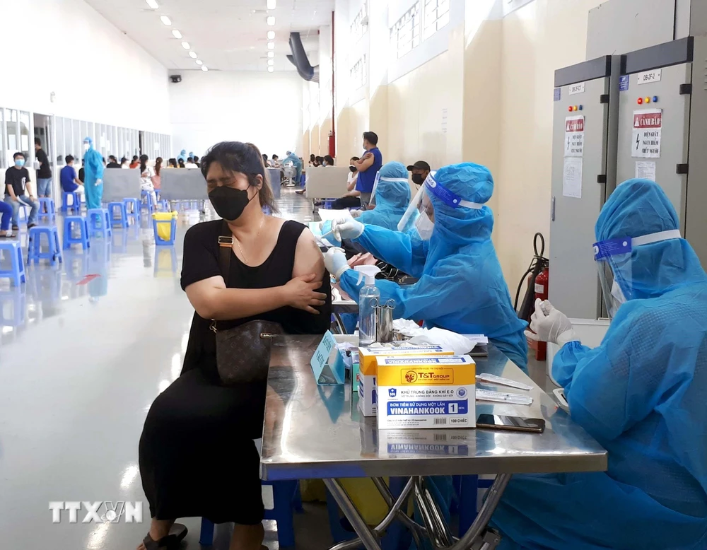 Tiêm mũi vaccine thứ 2 cho công nhân khu chế xuất Tân Thuận, quận 7, TP.HCM. (Ảnh: Thanh Vũ/TTXVN) 