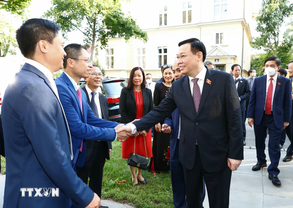 Chủ tịch Quốc hội Vương Đình Huệ với các đại biểu và nhân viên đại sứ quán Việt Nam tại Áo. (Ảnh: Doãn Tấn/TTXVN)