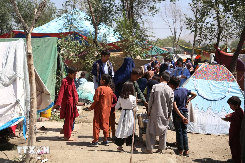 Người dân mất nhà cửa do chiến tranh dựng lều tạm tại một công viên ở thủ đô Kabul ngày 11/8/2021. (Ảnh: THX/TTXVN)