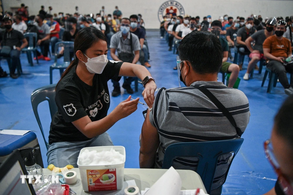 Nhân viên y tế tiêm vaccine ngừa COVID-19 cho người dân tại Manila, Philippines. (Ảnh: AFP/TTXVN)