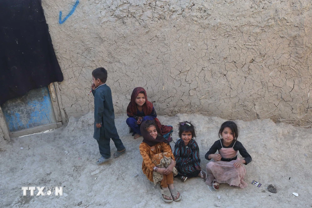 Trẻ em Afghanistan sống trong khu trại tạm để tránh xung đột ở thủ đô Kabul, ngày 31/5/2021. (Ảnh: THX/TTXVN)
