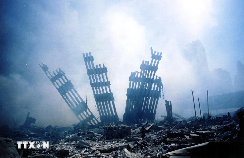 Cảnh đổ nát tại tòa Tháp đôi Trung tâm thương mại thế giới ở Manhattan, New York, Mỹ, sau vụ tấn công khủng bố ngày 11/9/2001. (Ảnh: AFP/TTXVN)