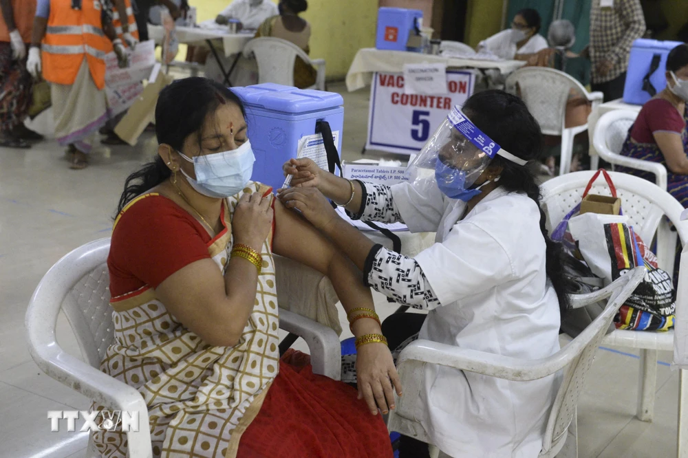 Nhân viên y tế tiêm vaccine ngừa COVID-19 cho người dân tại Hyderabad, Ấn Độ. (Ảnh: AFP/TTXVN)