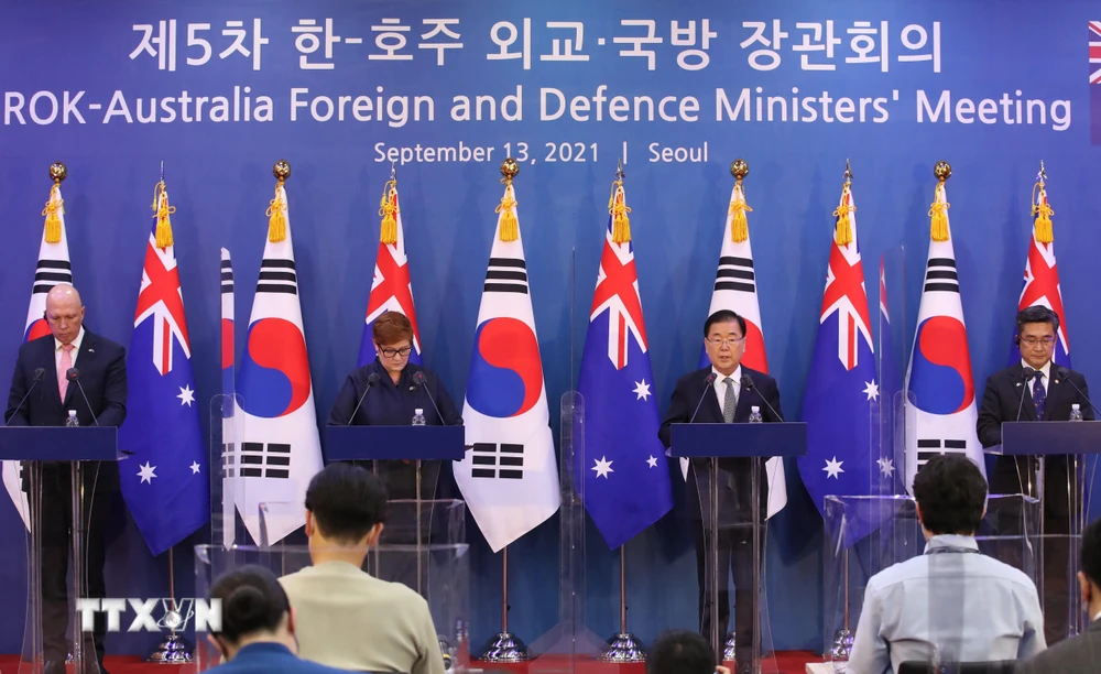 (Từ trái sang): Bộ trưởng Quốc phòng Peter Dutton và Ngoại trưởng Marise Payne của Australia cùng Ngoại trưởng Chung Eui-yong và Bộ trưởng Quốc phòng Suh Wook của Hàn Quốc tại cuộc họp báo chung sau cuộc đối thoại 2+2 ở Seoul, Hàn Quốc, ngày 13/9/2021. (Ả