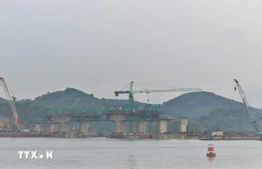 Cầu nối Vân Đồn-Tiên Yên thuộc dự án đường Cao tốc Vân Đồn- Móng Cái đang được tích cực triển khai thi công. (Ảnh: Thanh Vân/TTXVN)