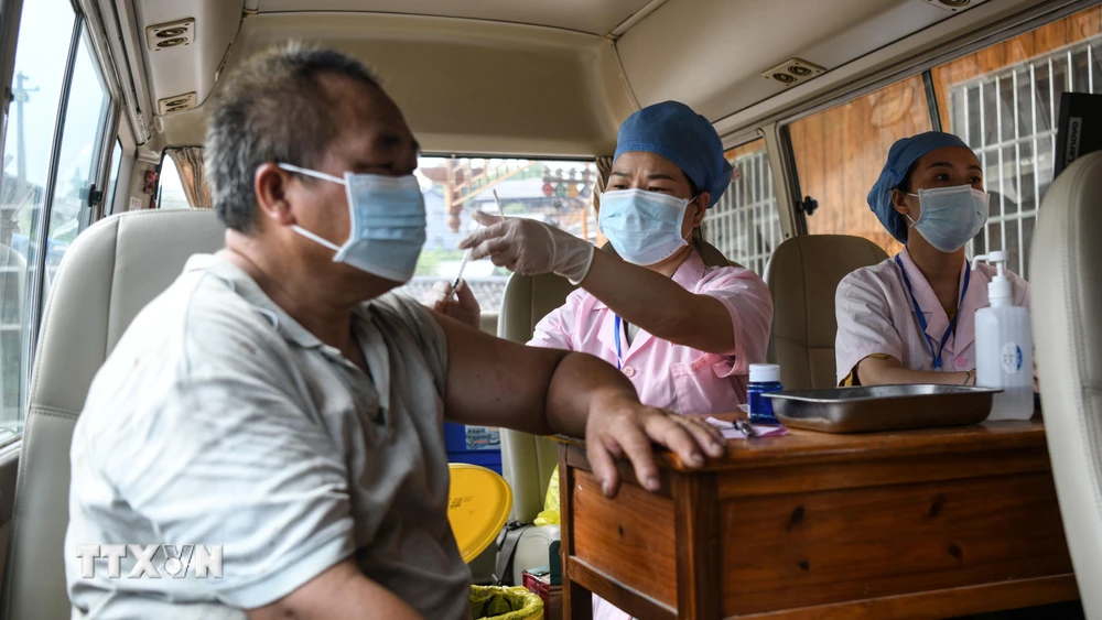 Nhân viên y tế tiêm vaccine ngừa COVID-19 cho người dân tại Quảng Đông, Trung Quốc. (Ảnh: THX/TTXVN)