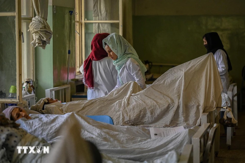 Điều trị cho các bệnh nhân tại bệnh viện Wazir Akbar Khan ở Kabul, Afghanistan, ngày 1/9/2021. (Ảnh: AFP/TTXVN)
