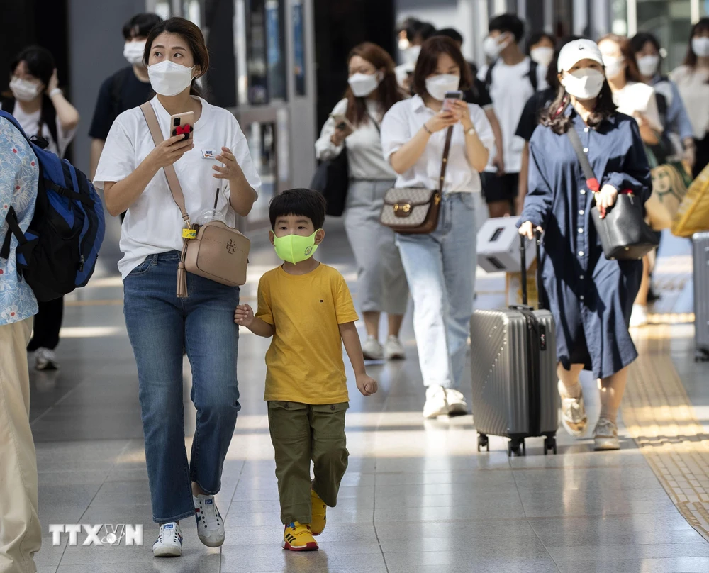Cảnh đông đúc tại nhà ga trong kỳ nghỉ lễ Trung thu (Chuseok) ở Seoul, Hàn Quốc, ngày 18/9/2021. (Ảnh: THX/TTXVN)