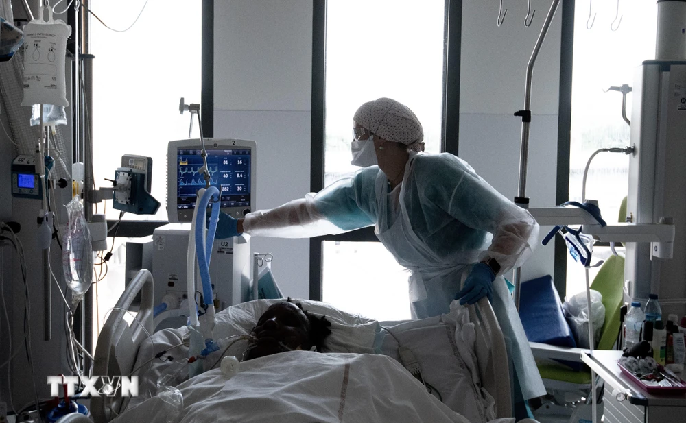 Nhân viên y tế điều trị cho bệnh nhân COVID-19 tại một bệnh viện ở Mulhouse, Pháp ngày 23/7/2021. (Ảnh: AFP/TTXVN)