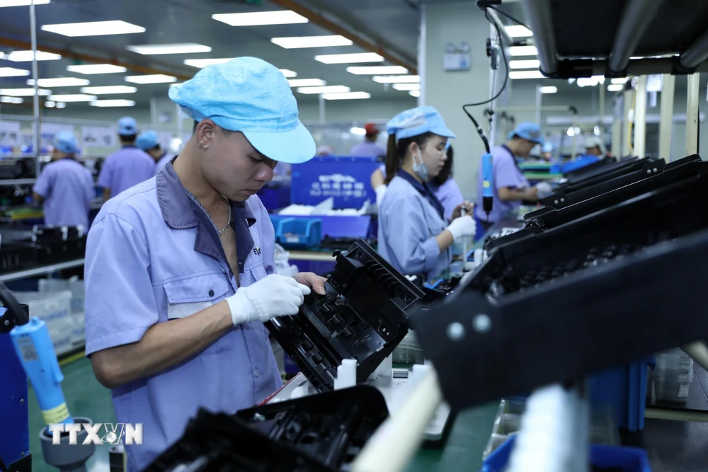Công ty TNHH Công nghiệp chính xác EVA, vốn đầu tư của Hồng Kông (Trung Quốc) tại khu công nghiệp, đô thị VSIP Hải Phòng, chuyên sản xuất linh kiện điện tử cho máy văn phòng. (Ảnh: Danh Lam/TTXVN)