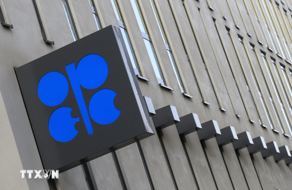 Biểu tượng Tổ chức Các nước xuất khẩu dầu mỏ (OPEC) tại trụ sở của tổ chức ở Vienna, Áo. (Ảnh: AFP/TTXVN)