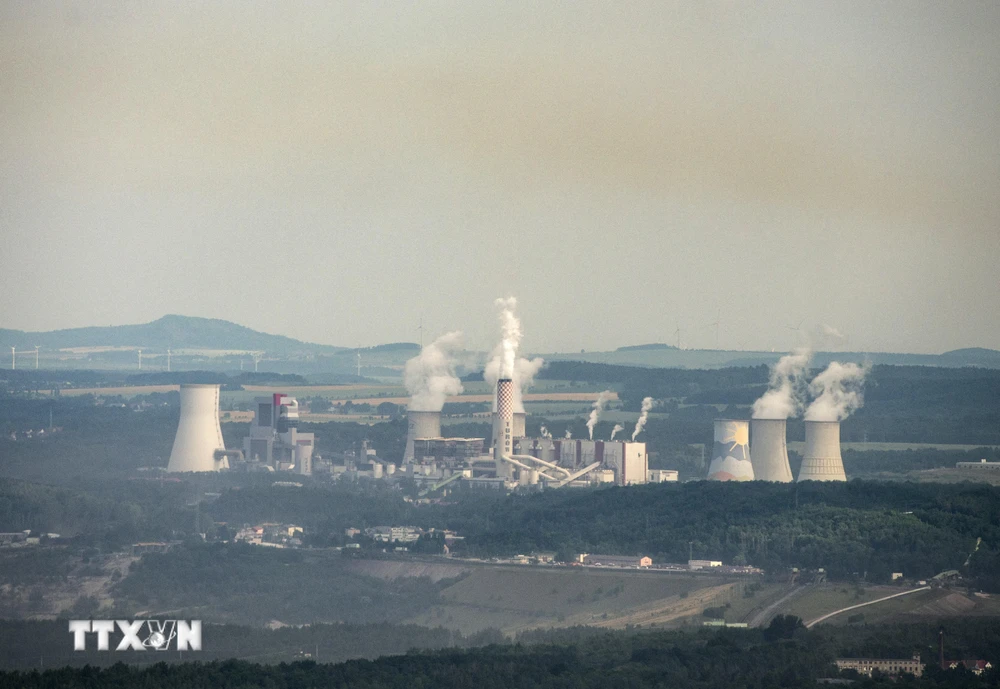 Mỏ than Turow nhìn từ làng Vitkov, CH Séc. (Ảnh: AFP/TTXVN)