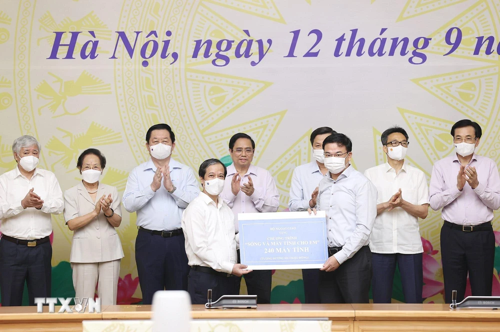 Thủ tướng Chính phủ Phạm Minh Chính phát động Chương trình “Sóng và máy tính cho em” ngày 12/9. (Ảnh: Dương Giang/TTXVN)