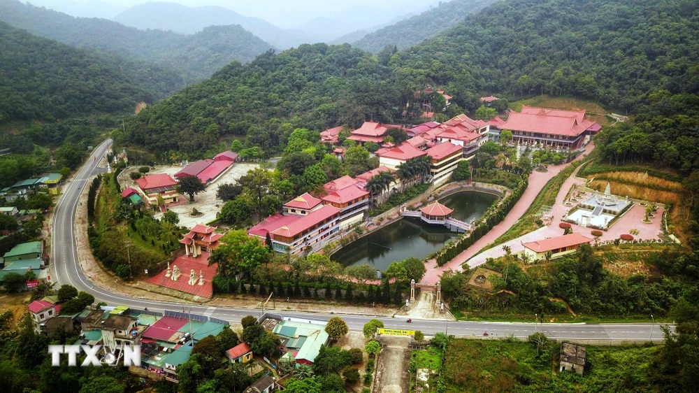 Thiền viện Trúc Lâm Yên Tử nằm trên núi Yên Tử, thuộc Khu di tích lịch sử và danh thắng Yên Tử là một điểm đến thu hút du khách thập phương. (Ảnh: Thành Đạt - TTXVN)