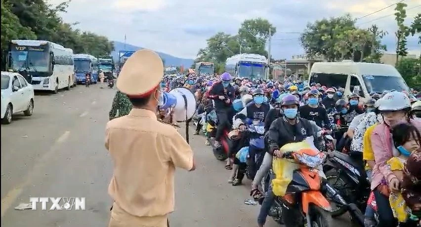 Hàng ngàn người từ Thành phố Hồ Chí Minh trở về quê ùn ứ tại Chốt kiếm soát phòng, chống dịch COVID-19 Cầu 110 (địa phận giữa tỉnh Gia Lai và Đắk Lắk). (Ảnh: Quang Thái/TTXVN)