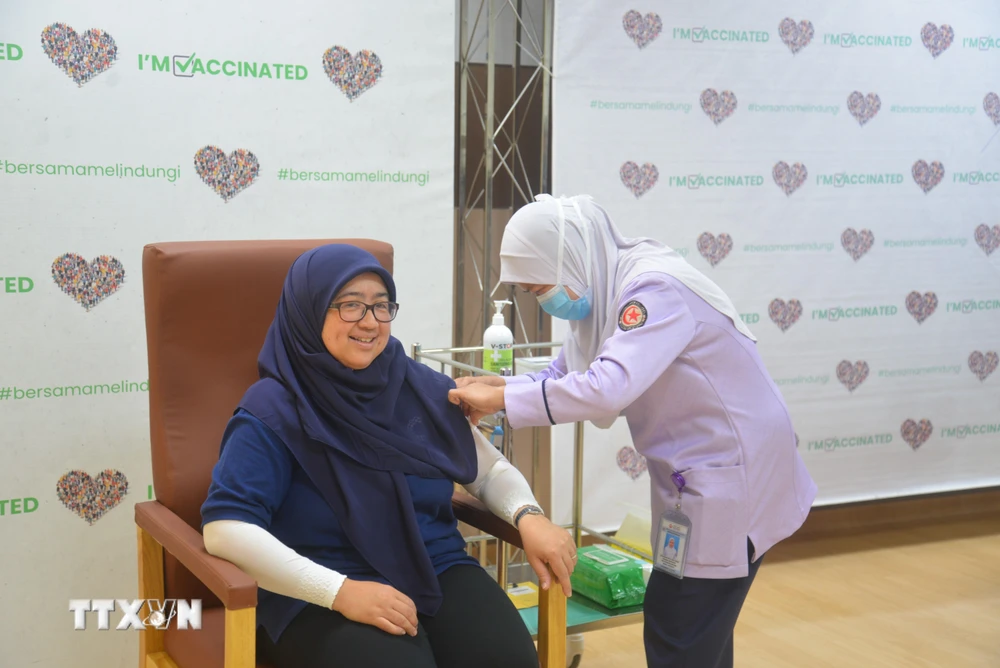 Tiêm vaccine ngừa COVID-19 cho một nhân viên y tế tại Bandar Seri Begawan, Brunei ngày 3/4/2021. (Ảnh: THX/TTXVN)