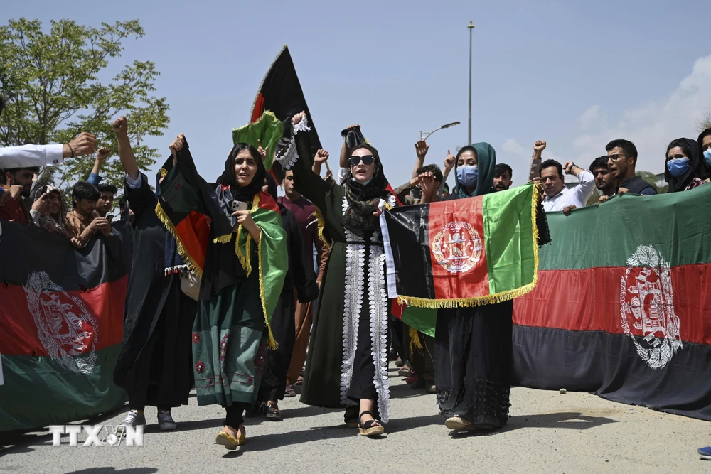 Người dân Afghanistan tuần hành phản đối Taliban nhân 102 năm Ngày Độc lập tại Kabul, ngày 19/8/2021. (Ảnh: AFP/TTXVN)