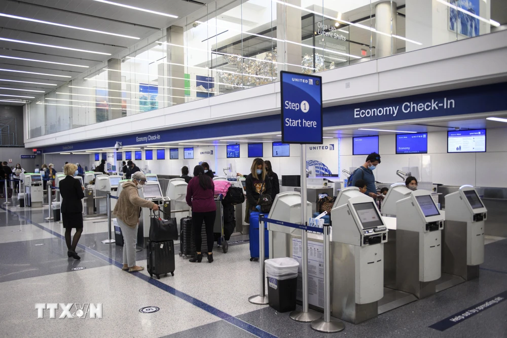 Hành khách làm thủ tục tại quầy của United Airlines tại sân bay ở Los Angeles, California, Mỹ. (Ảnh: AFP/TTXVN)