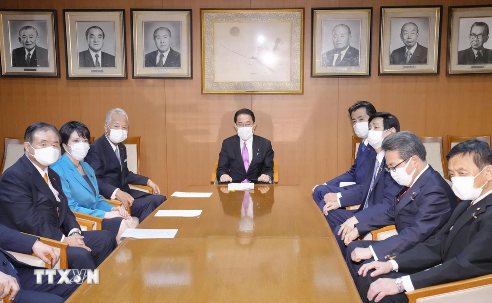 Lãnh đạo đảng Dân chủ Tự do (LDP) cầm quyền ở Nhật Bản Fumio Kishida (giữa) và các thành viên Ban lãnh đạo LDP trong cuộc họp tại trụ sở đảng ở Tokyo, ngày 1/10/2021. (Ảnh: Kyodo/TTXVN)