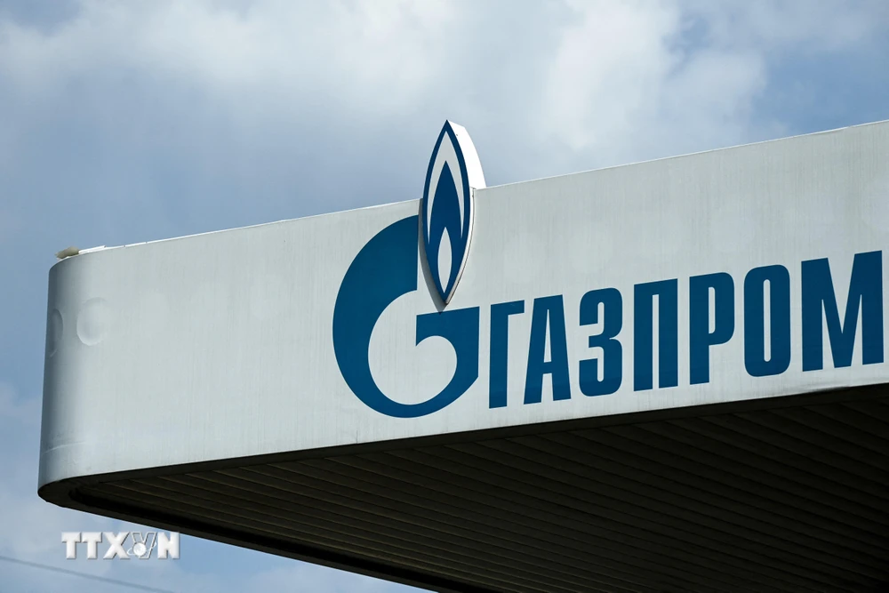 Biểu tượng Tập đoàn năng lượng Gazprom tại trạm xăng ở Moskva, Nga. (Ảnh: AFP/TTXVN)