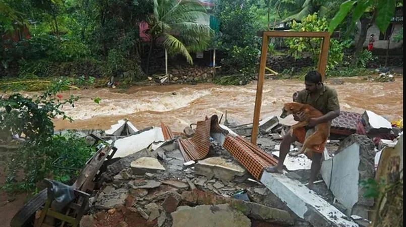 Cảnh hư hại sau trận lũ quét do mưa lớn tại Thodupuzha ở bang Kerala. (Ảnh: AFP)
