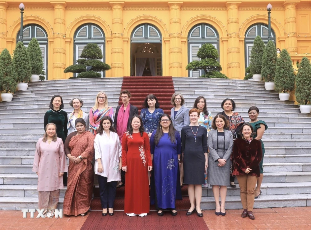 Phó Chủ tịch nước Võ Thị Ánh Xuân với các nữ đại sứ, trưởng đại diện cơ quan quốc tế. (Ảnh: Lâm Khánh/TTXVN)