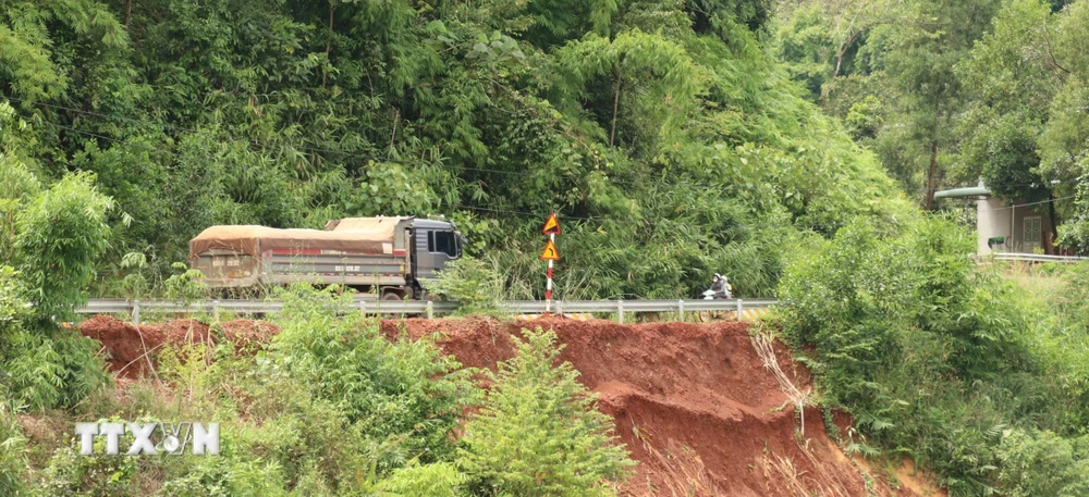 Vị trí Km 18+600 phần taluy âm tuyến ĐT 755B đoạn qua địa bàn xã Đăng Hà, huyện Bù Đăng, Bình Phước bị sạt lở ăn vào mép mặt đường gây nguy hiểm cho người và phương tiện tham gia giao thông. (Ảnh: Sỹ Tuyên/TTXVN)