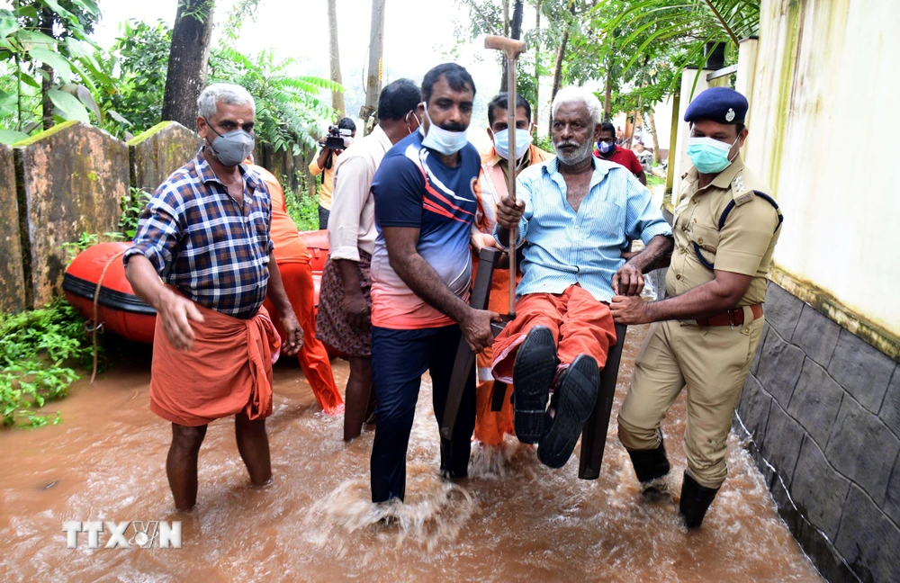 Lực lượng cứu hộ sơ tán người dân khỏi vùng ngập lụt tại bang Kerala, Ấn Độ ngày 17/10/2021. (Ảnh: THX/TTXVN)