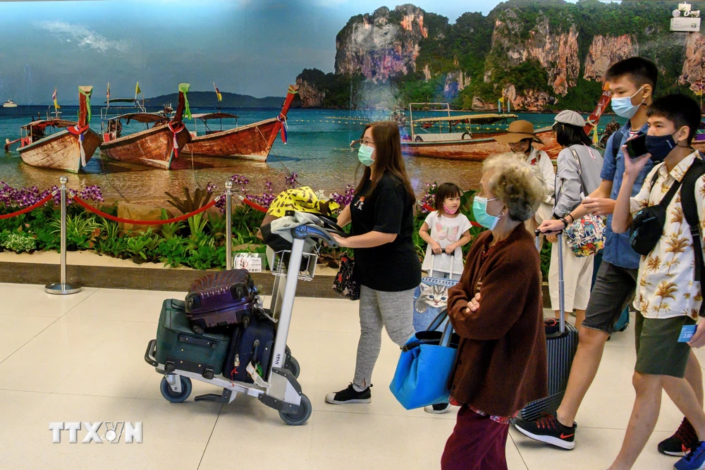Khách du lịch tới sân bay quốc tế Phuket, Thái Lan. (Ảnh: AFP/TTXVN)