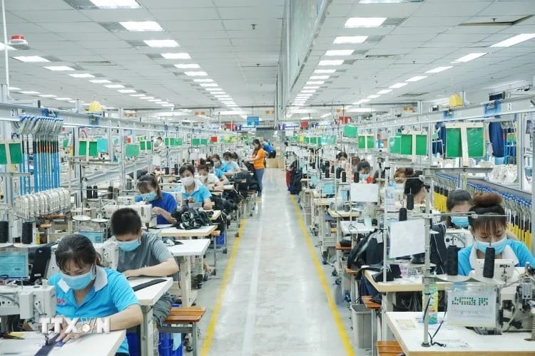 Công nhân trở lại nhà máy làm việc tại TNHH may mặc Bowker Việt Nam, Khu công nghiệp Đồng An 1, thành phố Thuận An, tỉnh Bình Dương. (Ảnh: Chí Tưởng/TTXVN)