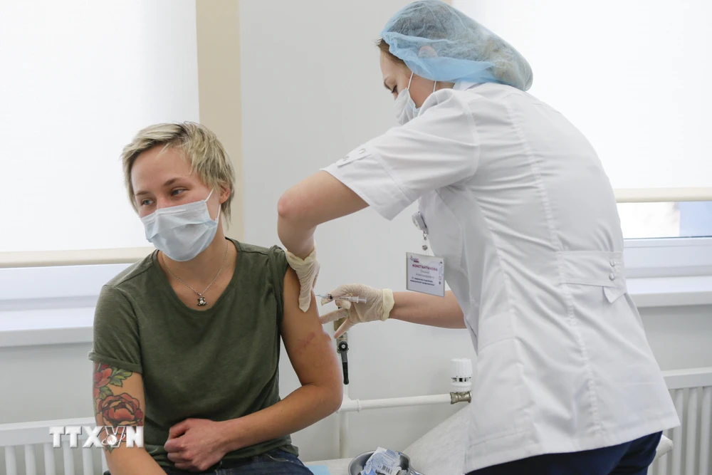 Nhân viên y tế tiêm vaccine ngừa COVID-19 cho người dân tại Moskva, Nga. (Ảnh: THX/TTXVN)