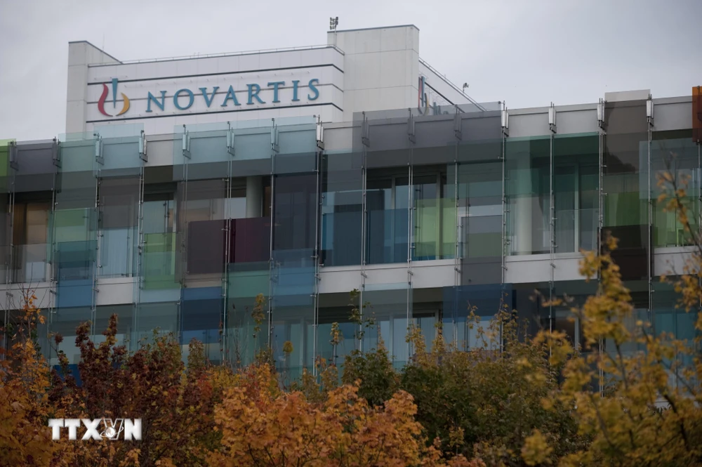 Biểu tượng hãng dược phẩm Novartis tại trụ sở ở Basel, Thụy Sĩ. (Ảnh: AFP/TTXVN)