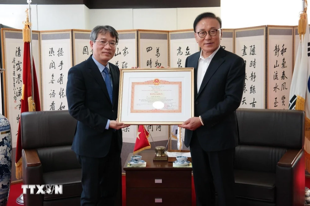 Đại sứ Nguyễn Vũ Tùng trao Bằng khen của Thủ tướng Chính phủ Việt Nam cho ông Park Soo Kwan. (Ảnh: Phạm/TTXVN)