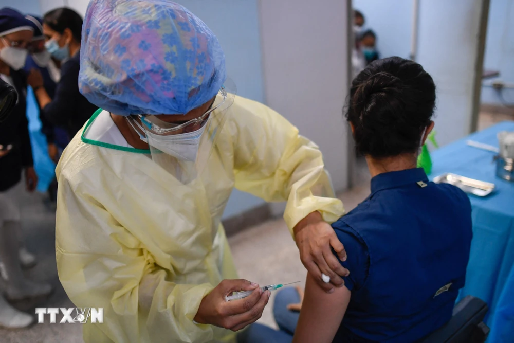 Nhân viên y tế tiêm vaccine ngừa COVID-19 cho người dân tại Caracas, Venezuela. (Ảnh: AFP/TTXVN)
