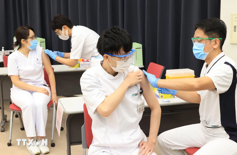 Nhân viên y tế tiêm vaccine phòng COVID-19 cho người dân tại Tokyo, Nhật Bản, ngày 5/3/2021. (Ảnh: AFP/TTXVN)