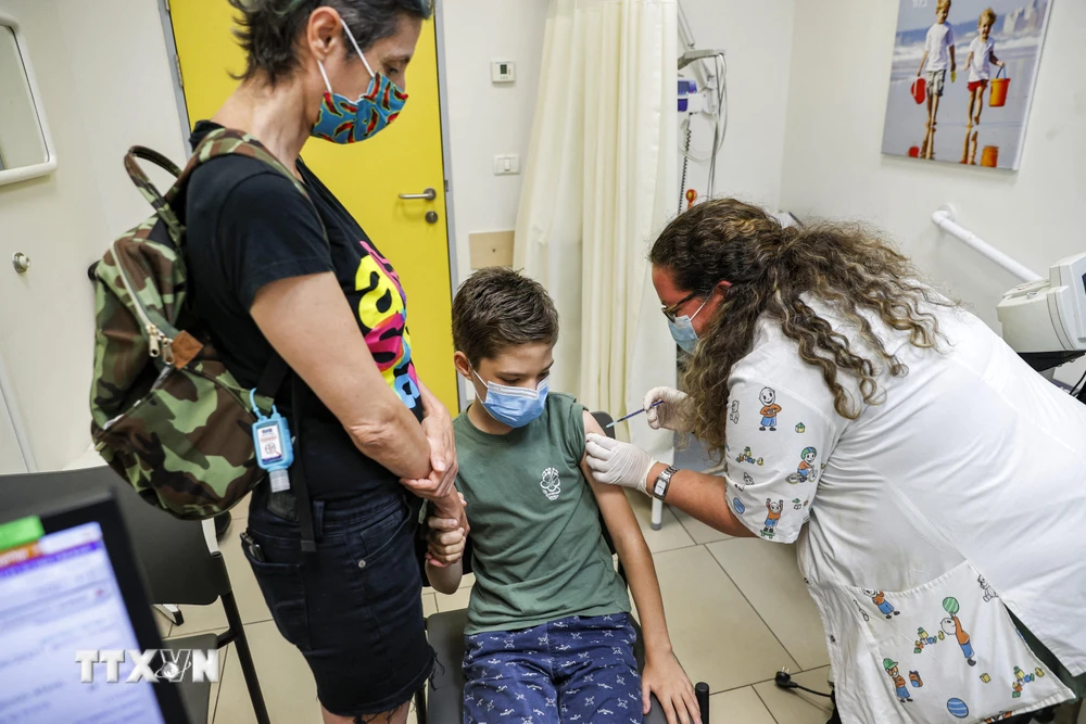 Một em nhỏ được tiêm vaccine ngừa COVID-19 của Pfizer/BioNTech tại thành phố Holon, Israel ngày 21/6/2021. (Ảnh: AFP/TTXVN)